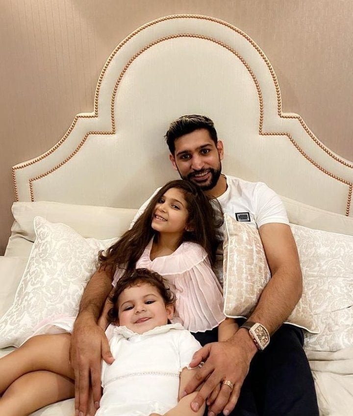 Beautiful Family Pictures Of Boxer Amir Khan