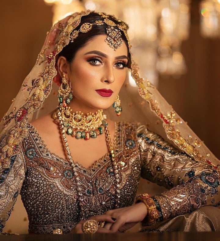 Ayeza Khan Left Her Fans Stunned With Her New Bridal Look