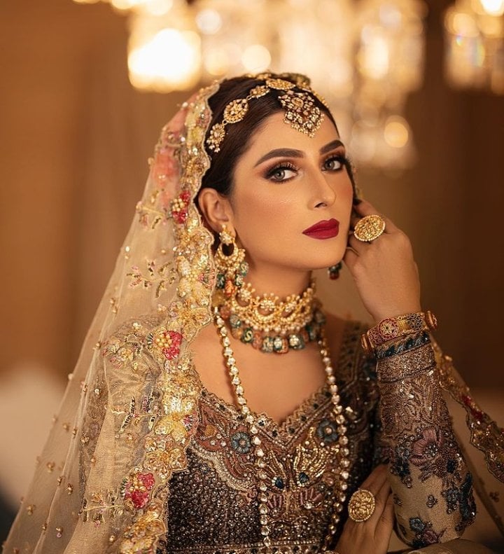 Ayeza Khan Left Her Fans Stunned With Her New Bridal Look