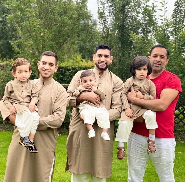 Beautiful Family Pictures Of Boxer Amir Khan
