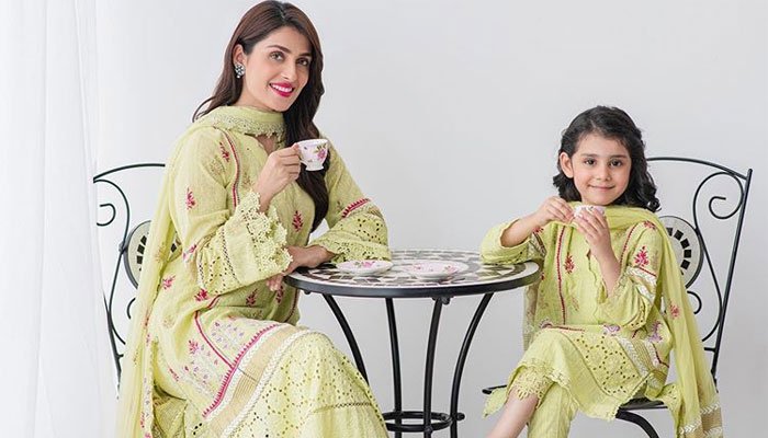 Unique Photo Collection of Ayeza Khan with Daughter