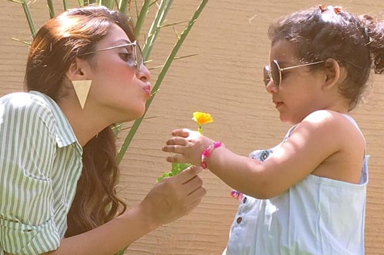 Unique Photo Collection of Ayeza Khan with Daughter