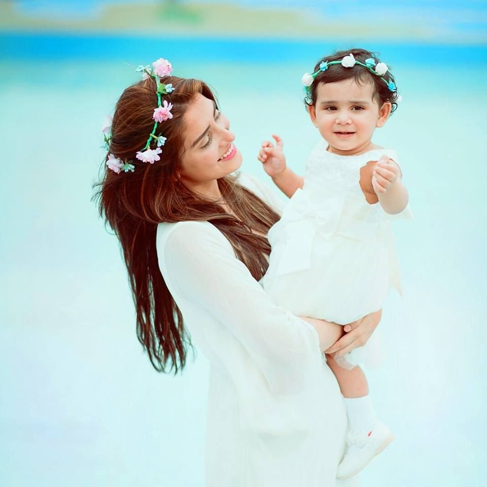 Unique Photo Collection of Ayeza Khan with Daughter