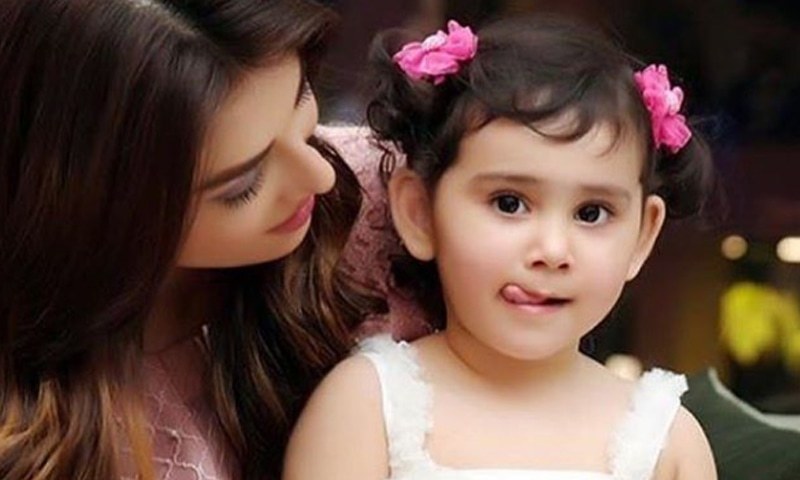 Unique Photo Collection of Ayeza Khan with Daughter