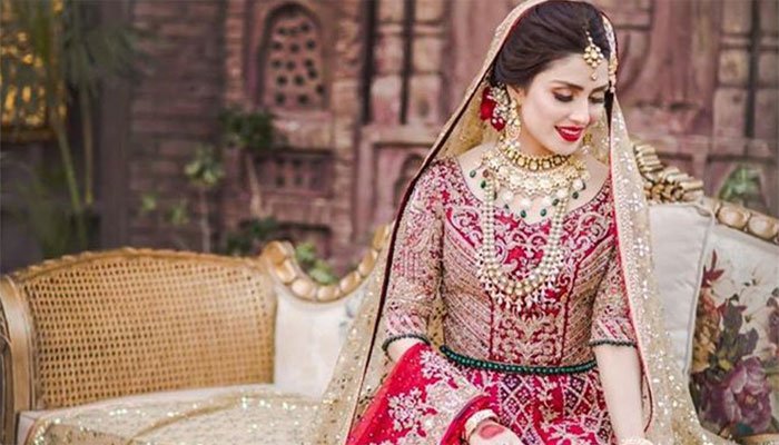 Ayeza Khan Left Her Fans Stunned With Her New Bridal Look