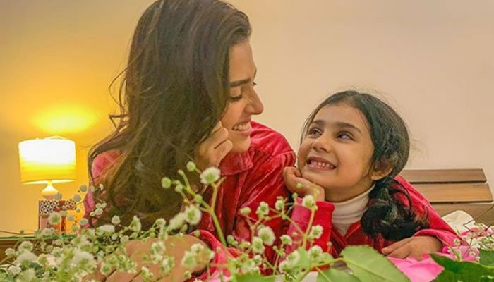 Unique Photo Collection of Ayeza Khan with Daughter