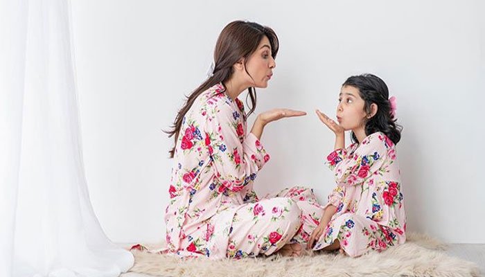 Unique Photo Collection of Ayeza Khan with Daughter