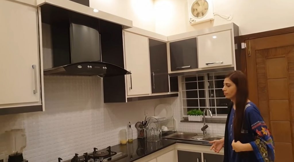 Youtuber Amna Riaz New House Tour | Reviewit.pk