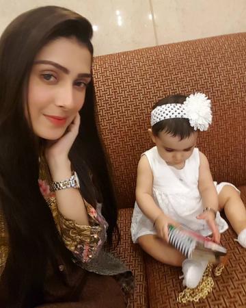 Unique Photo Collection of Ayeza Khan with Daughter