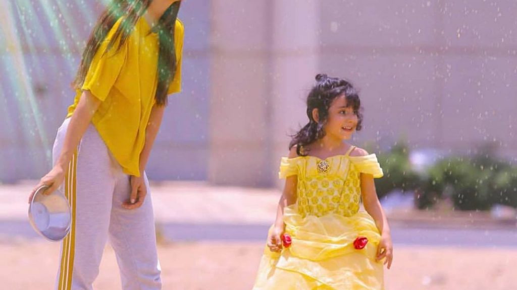 Unique Photo Collection of Ayeza Khan with Daughter