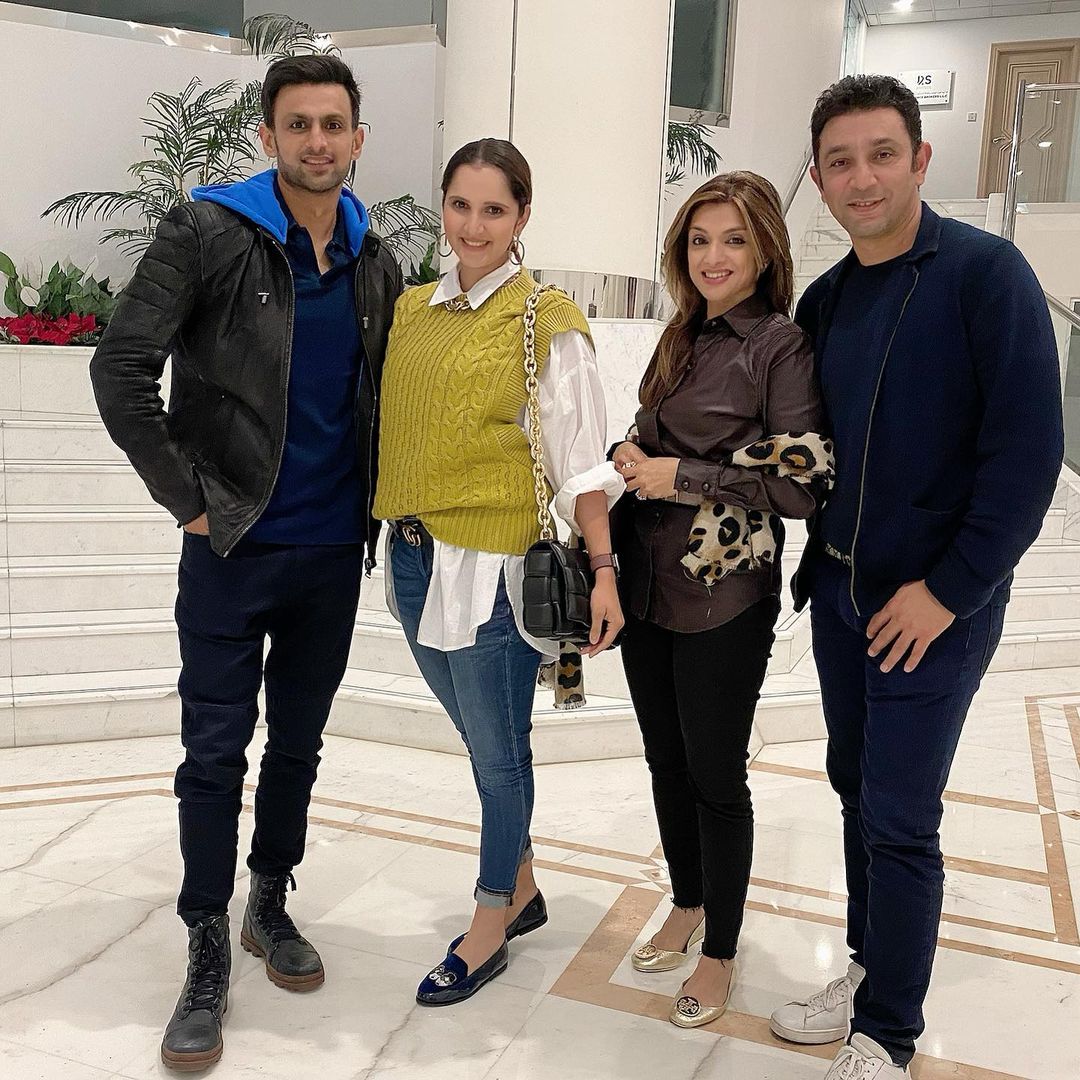 Former Cricketer Azhar Mehmood with his Family - Latest Pictures