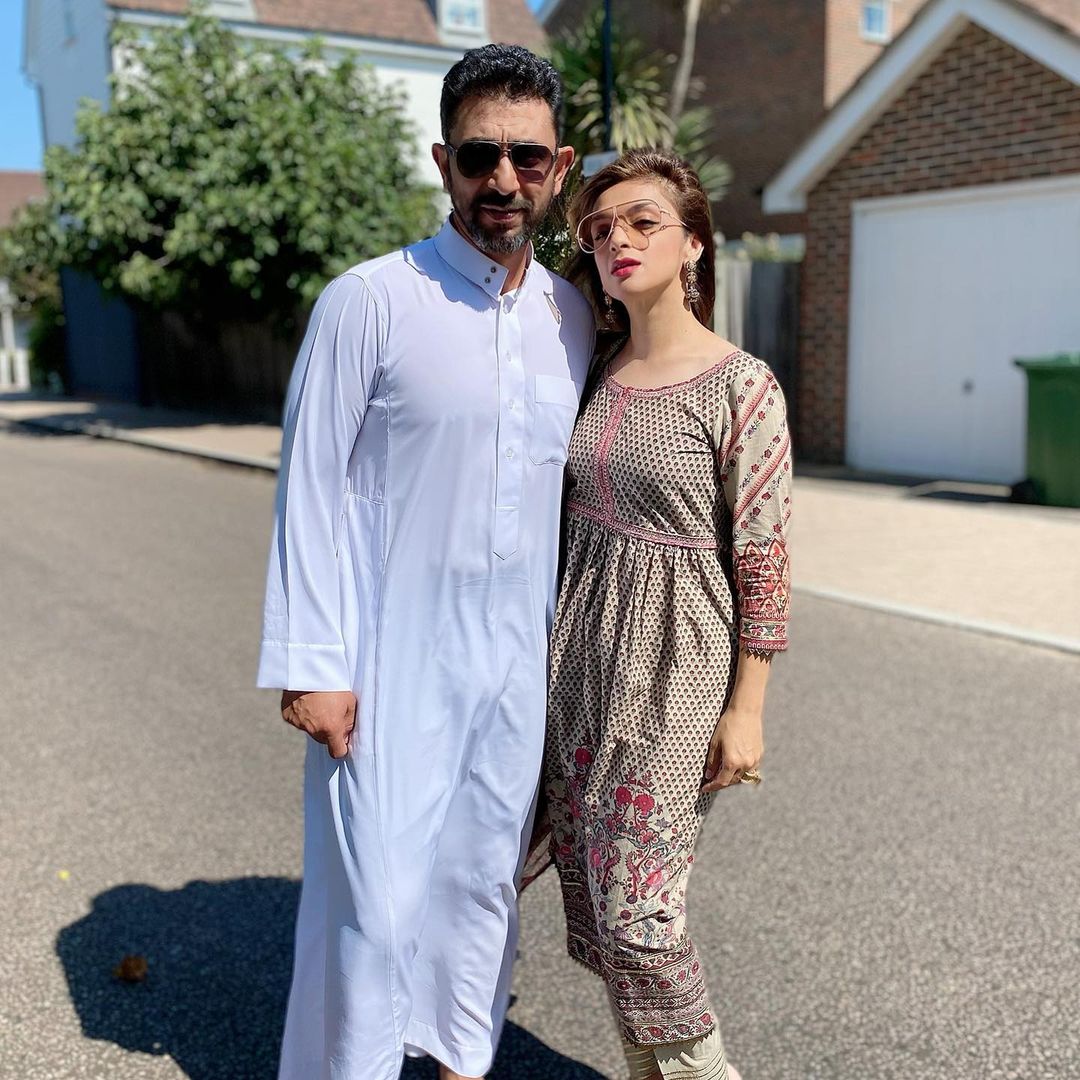 Former Cricketer Azhar Mehmood with his Family - Latest Pictures