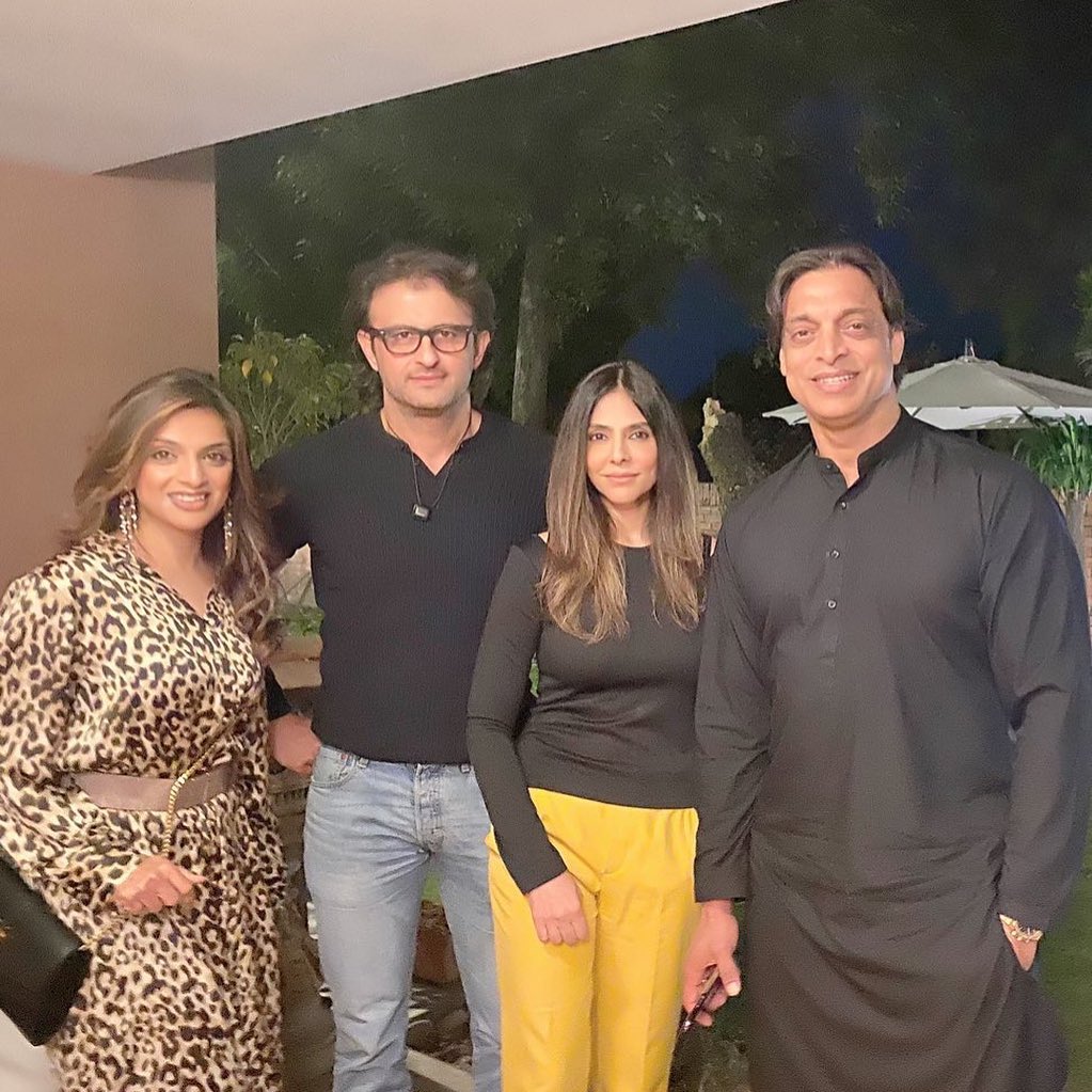 Former Cricketer Azhar Mehmood with his Family - Latest Pictures