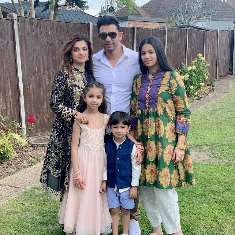 Former Cricketer Azhar Mehmood with his Family - Latest Pictures