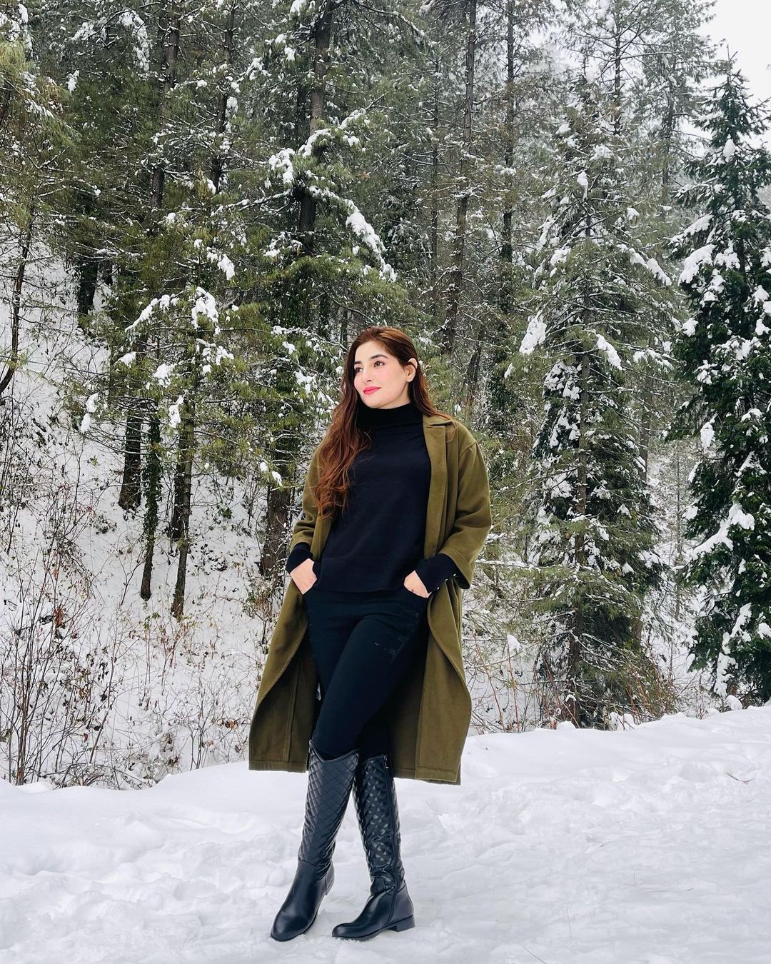 Singer Gul Panra Enjoying Snow in Murree - Beautiful Clicks | Reviewit.pk