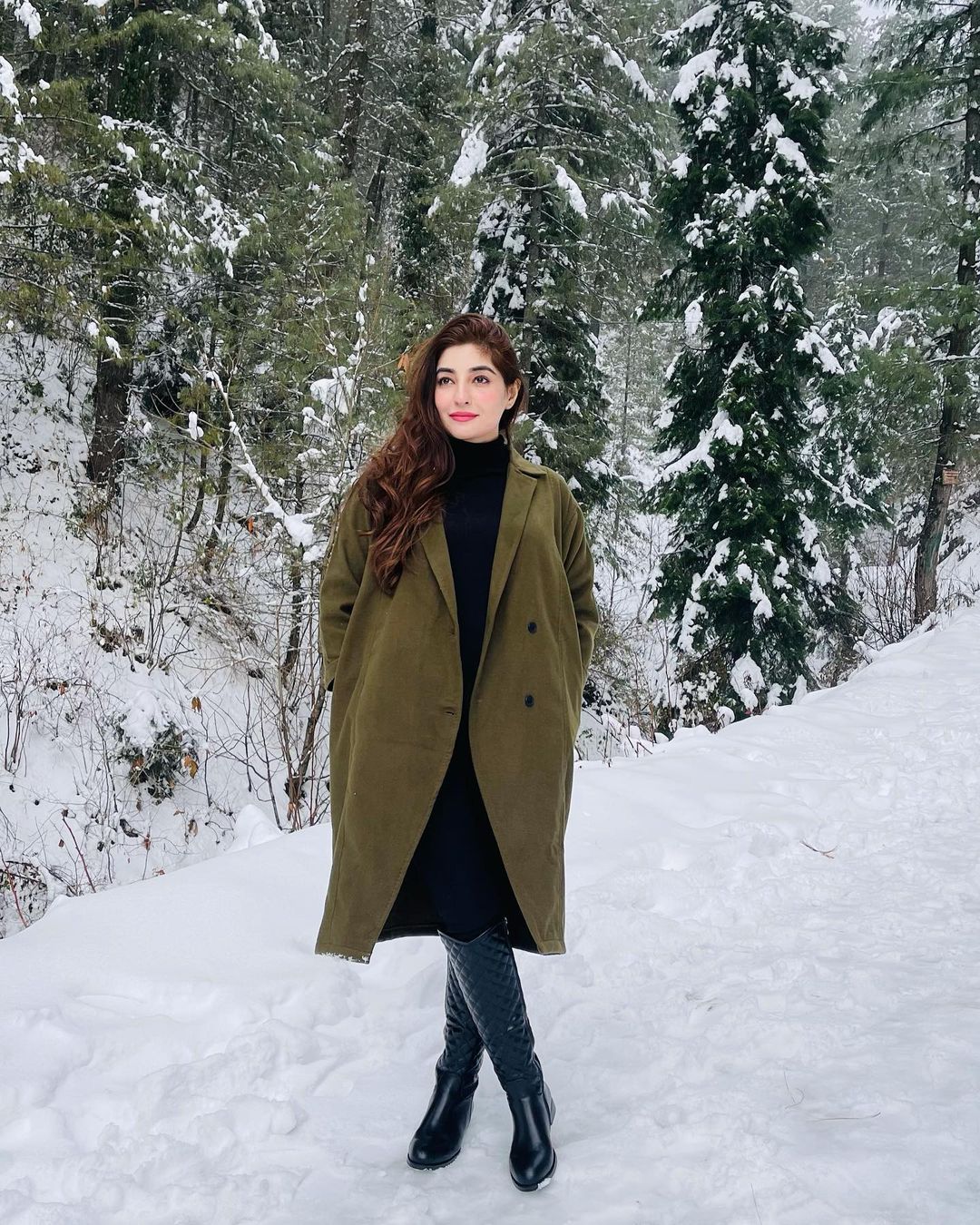 Singer Gul Panra Enjoying Snow in Murree - Beautiful Clicks