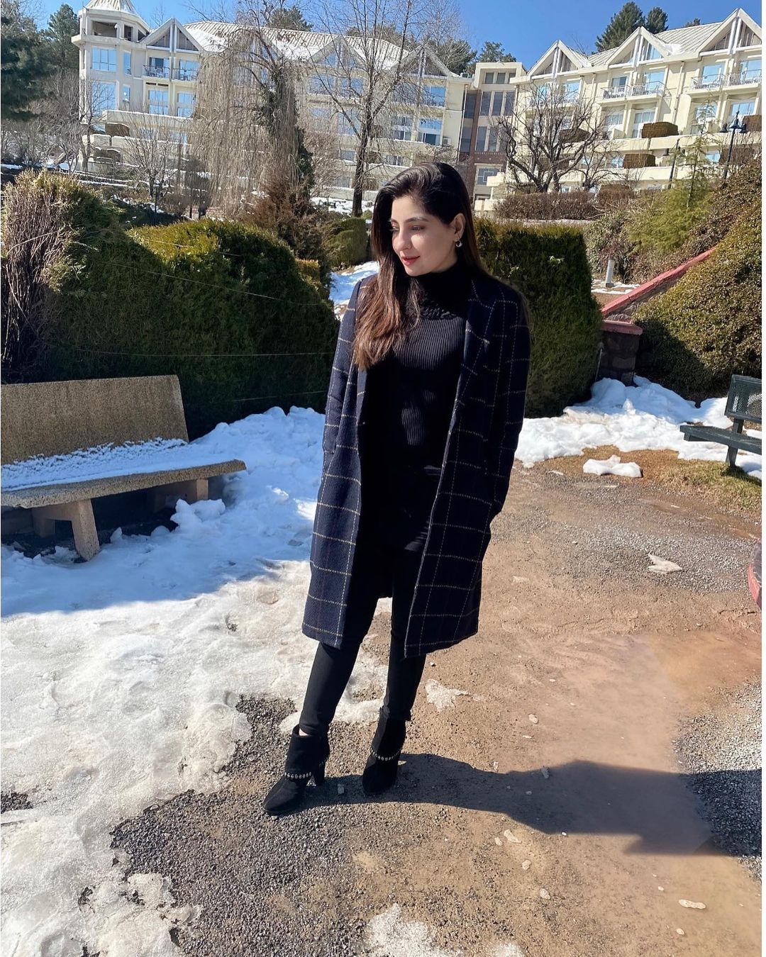 Singer Gul Panra Enjoying Snow in Murree - Beautiful Clicks