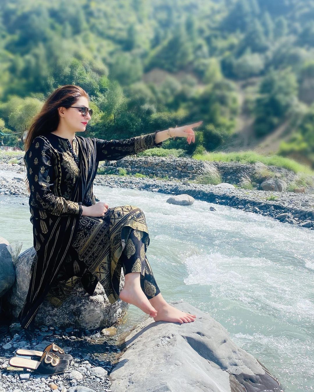 Singer Gul Panra Enjoying Snow in Murree - Beautiful Clicks