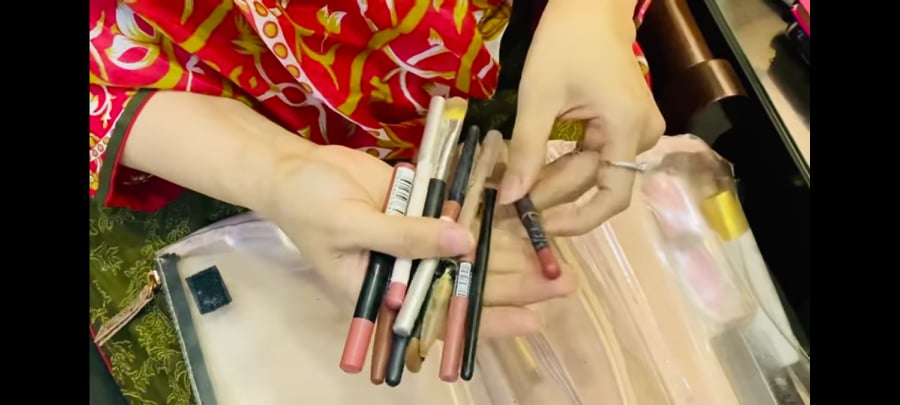 Here Is What's Inside The Makeup Pouch Of Sahiba