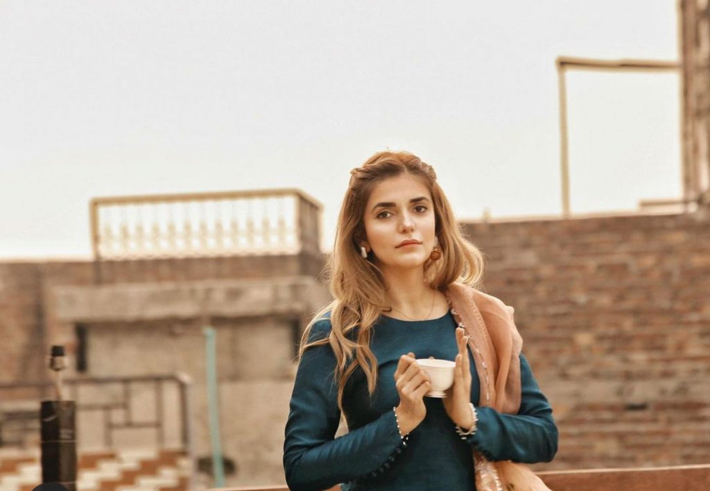 Fans Loved Decent Dressing of Momina Mustehsan