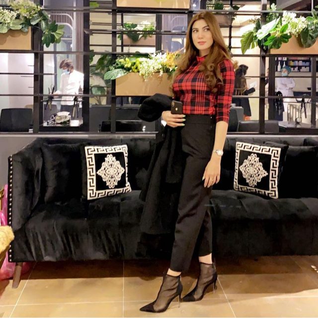 Nazish Jahangir Is Looking Stunning In High-waisted Pants | Reviewit.pk