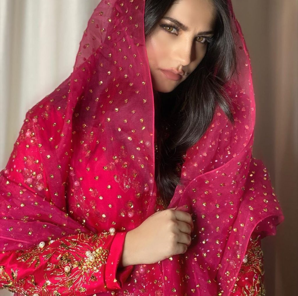 Neelum Muneer Looks Ravishing in Red and Shocking Pink Outfit