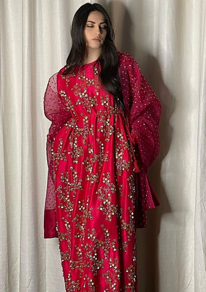 Neelum Muneer Looks Ravishing in Red and Shocking Pink Outfit