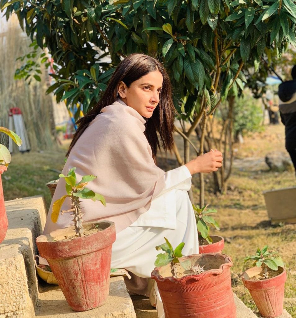 Saba Qamar And Agha Mustafa Hassan BTS Pictures From Manjogi