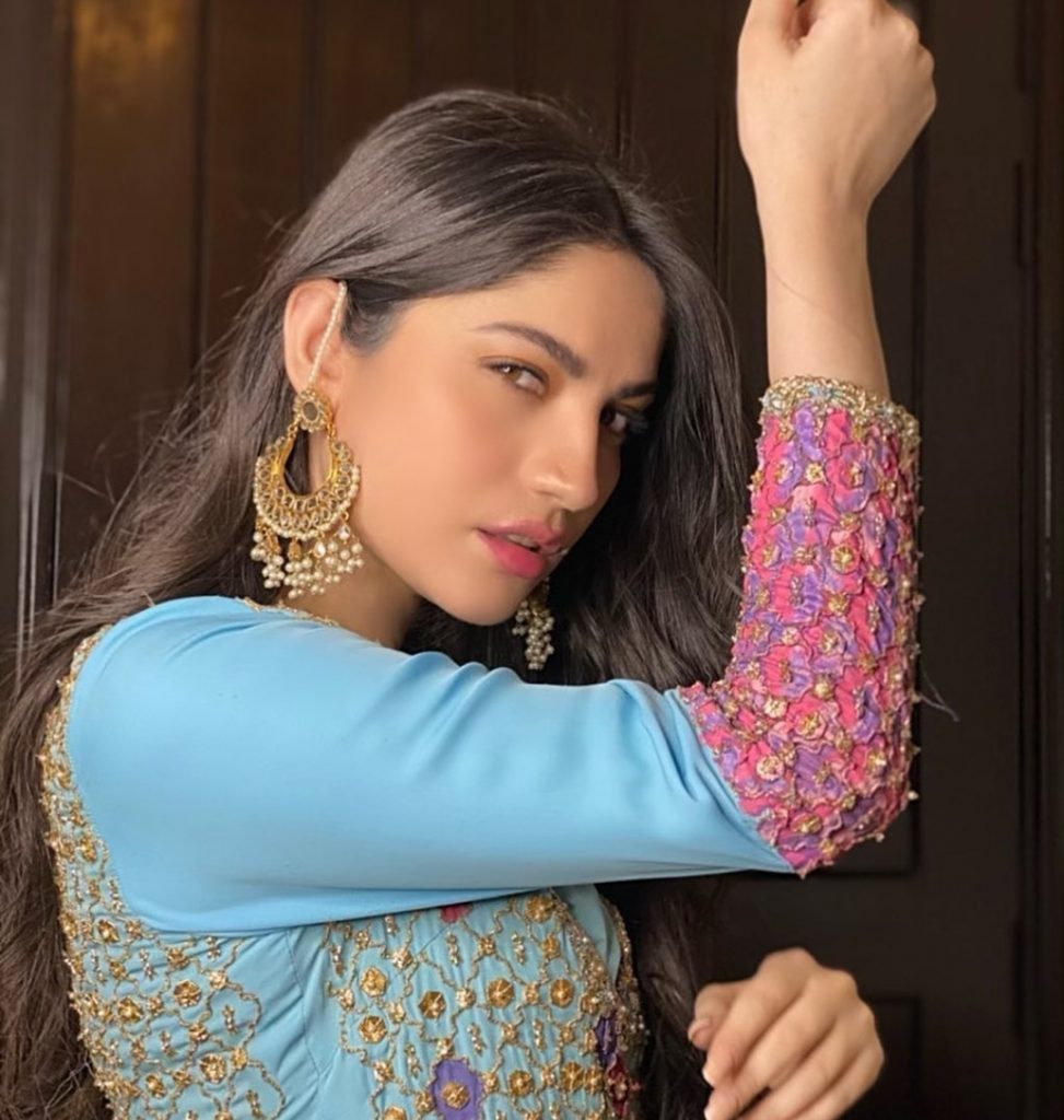 Neelum Muneer Looks Ravishing in Red and Shocking Pink Outfit