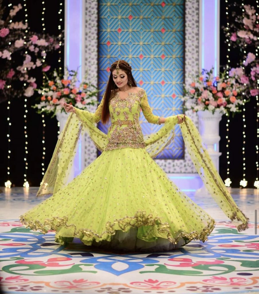 Pakistani Mehndi Dresses 2023 for Wedding: Buy Yellow Bridal Mehndi & MAYON  Dresses Design 2023 Online Shopping