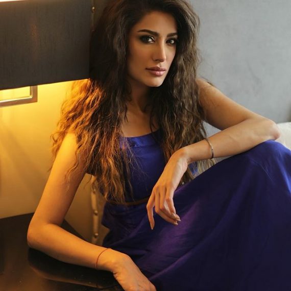 Mehwish Hayat Dedicated A Song To Fans