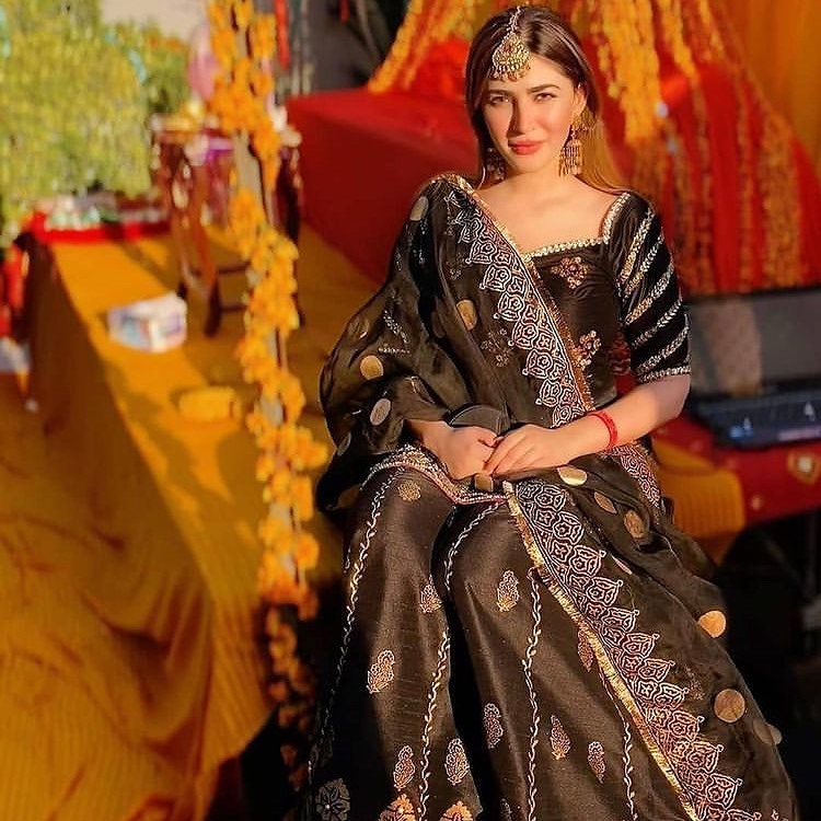 Naimal Khawar Looks Like A Dream On Her Sister's Mehndi