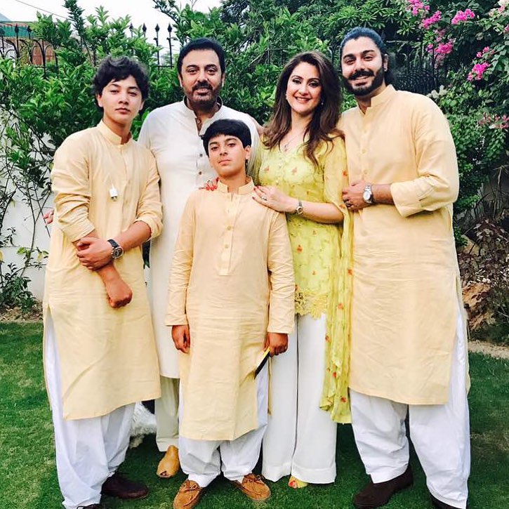 New Pictures of Nauman Ijaz with Family from a Recent Family Wedding