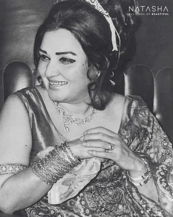 Noor Jehan's Granddaughter Recreates Her Look | Reviewit.pk