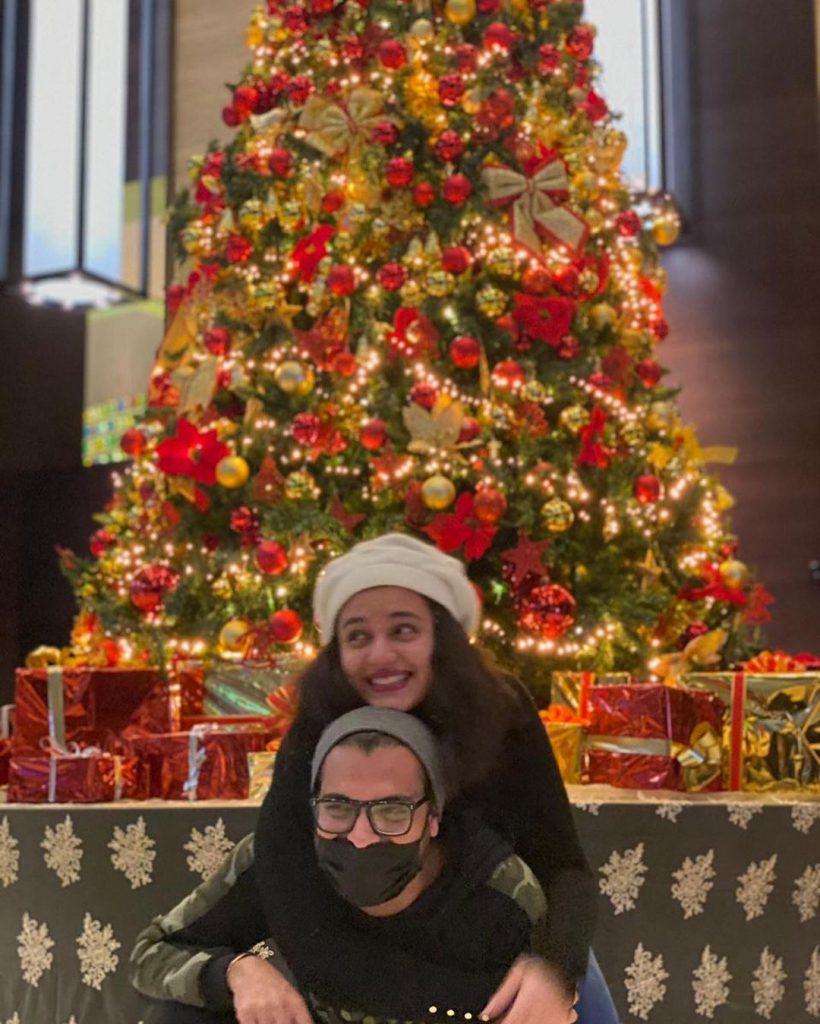 Public Bashed Zara Noor And Asad Siddiqui On Christmas Pictures