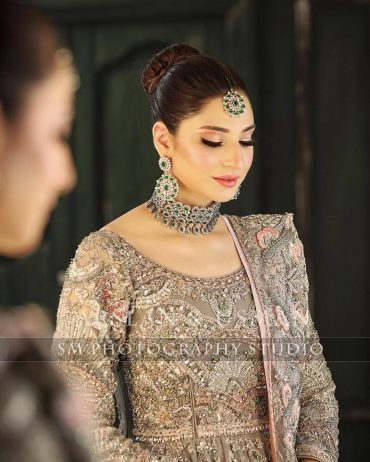 Ramsha Khan Looks Breathtakingly Beautiful In Bridal Dress | Reviewit.pk