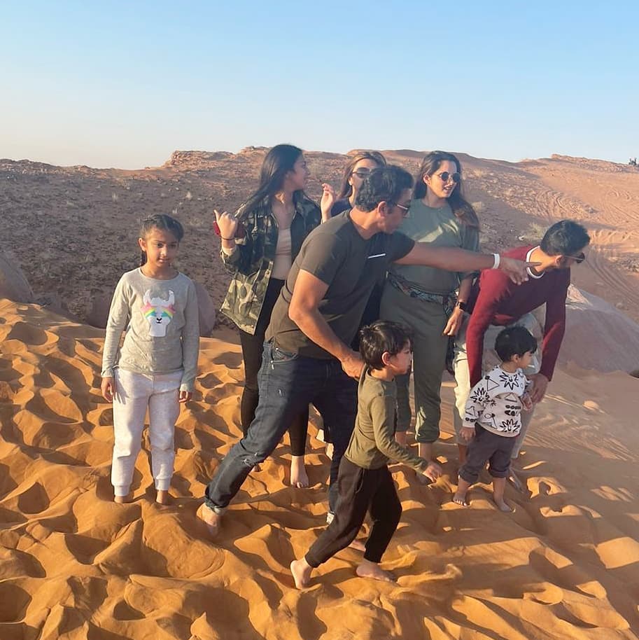 Shoaib Malik and Azhar Mehmood Spotted in Desert with Family