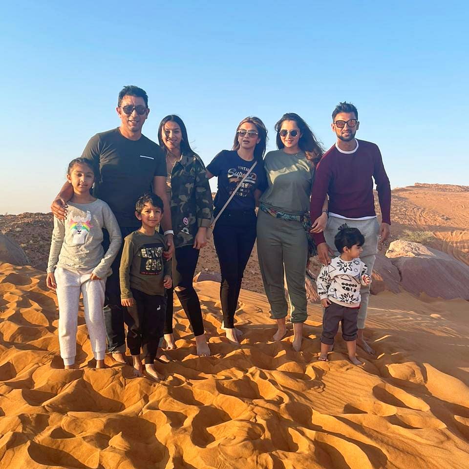 Shoaib Malik and Azhar Mehmood Spotted in Desert with Family