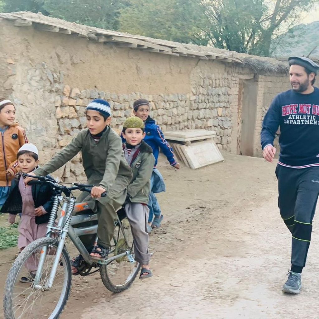 Latest Pictures Of Shahid Afridi With His Youngest Daughter Urwa