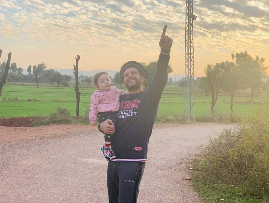 Latest Pictures Of Shahid Afridi With His Youngest Daughter Urwa