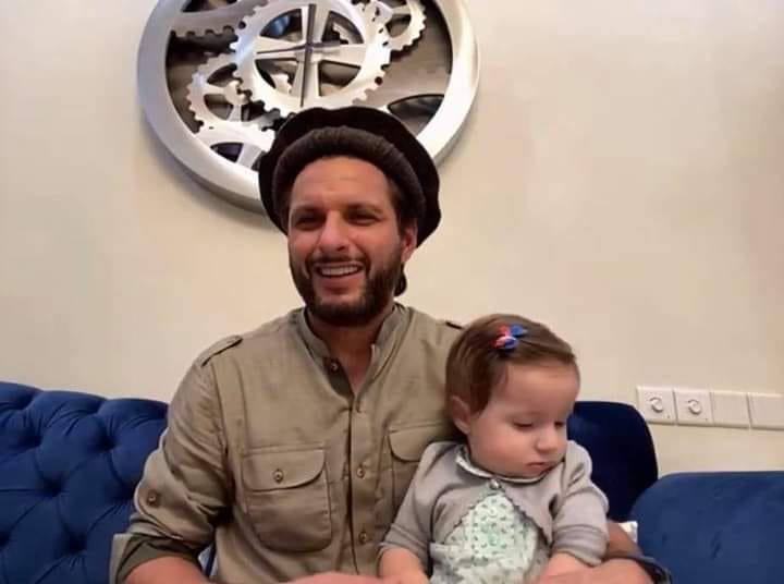 Latest Pictures Of Shahid Afridi With His Youngest Daughter Urwa
