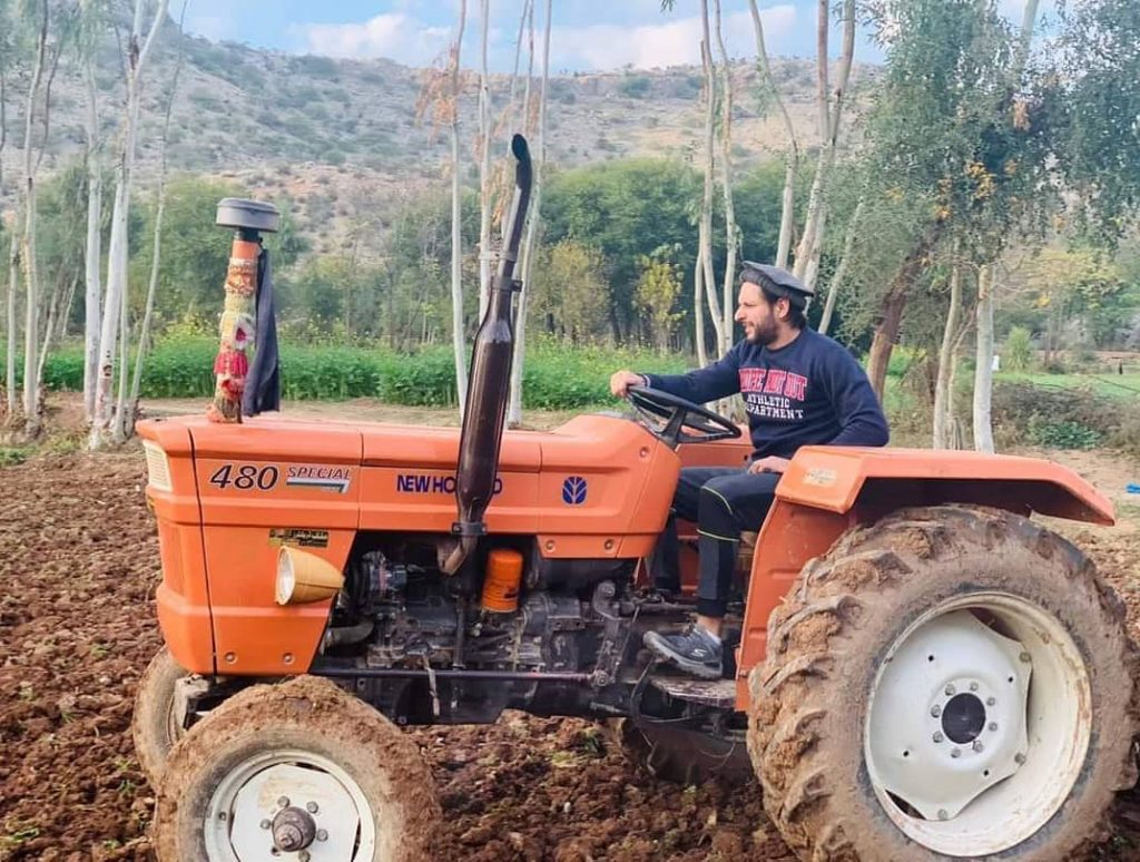 Latest Pictures Of Shahid Afridi With His Youngest Daughter Urwa