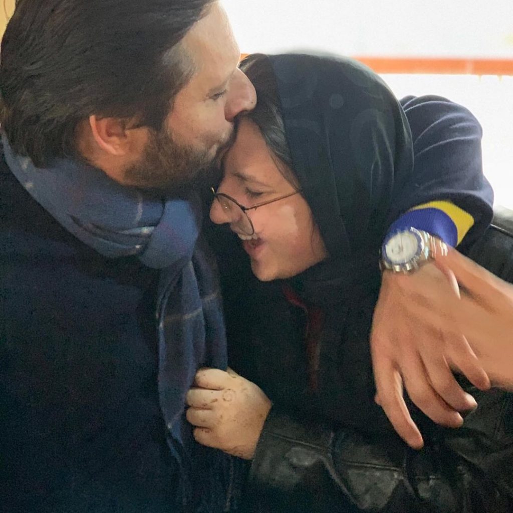 Latest Pictures Of Shahid Afridi With His Youngest Daughter Urwa