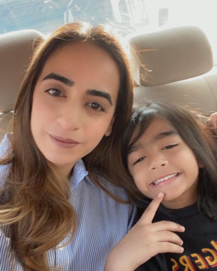 Shahzad Sheikh with his Wife and Kids - Latest Pictures | Reviewit.pk