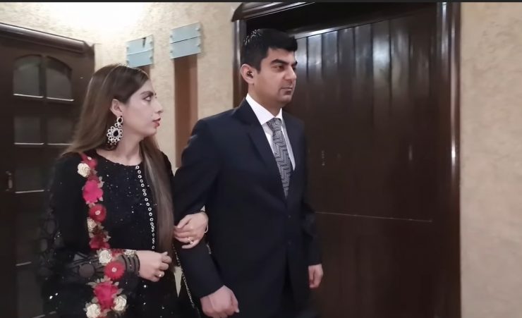Youtuber Amna Riaz with her Husband on Dinner Date | Reviewit.pk