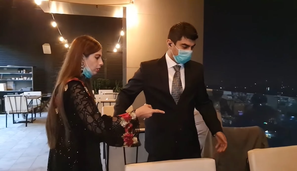 Youtuber Amna Riaz with her Husband on Dinner Date