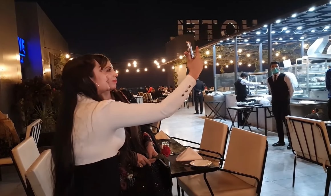 Youtuber Amna Riaz with her Husband on Dinner Date