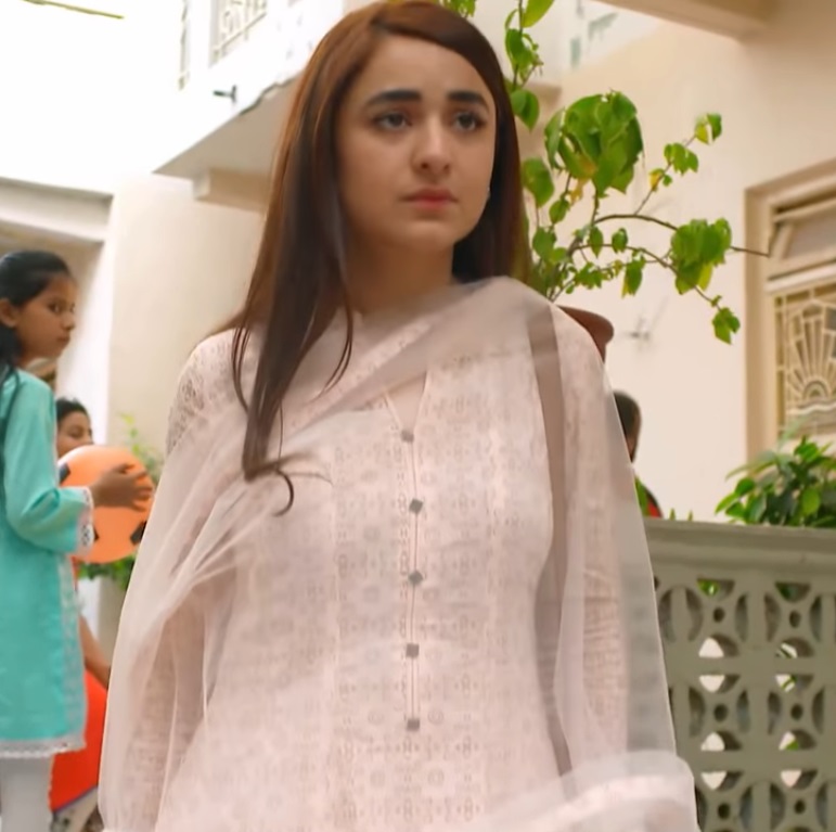 10 Beautiful Dresses Worn By Yumna Zaidi In Raaz e Ulfat