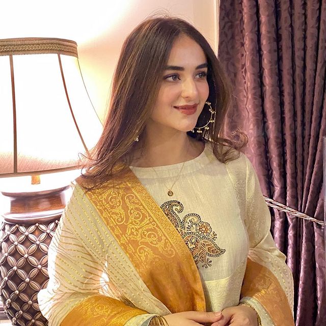 Yumna Zaidi Reacts On Winning Lux Style Award | Reviewit.pk