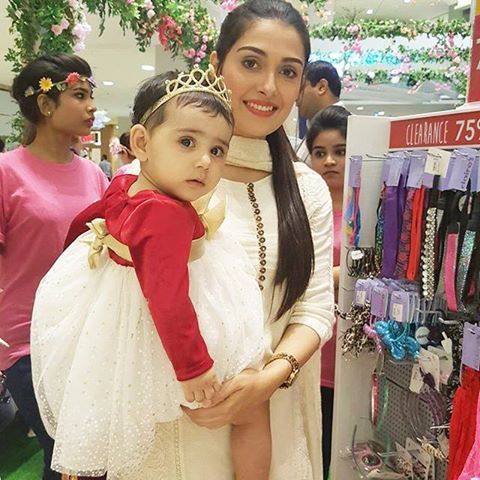 Unique Photo Collection of Ayeza Khan with Daughter